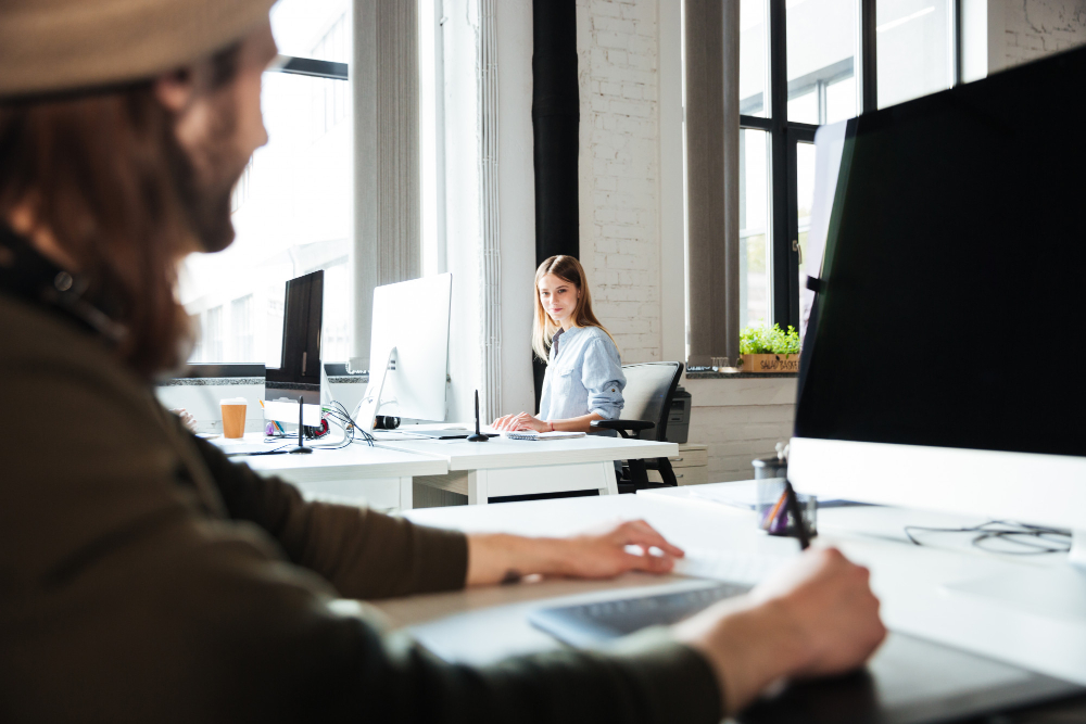 שני עובדים במשרד מודרני עם מחשבים